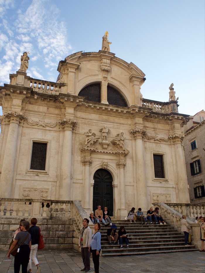 Tourists hanging out on steps inbetween excursions